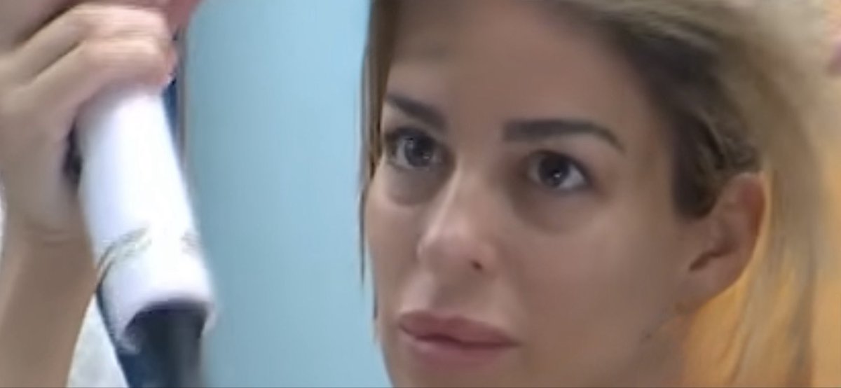 Hay que ser honestos yo no me atrevería a criticar una cara lavada si traigo una libra de maquillaje encima y extensiones desde las 5 de la mañana y las dejo hasta las 11 de la noche para esconder la realidad #LCDLF6