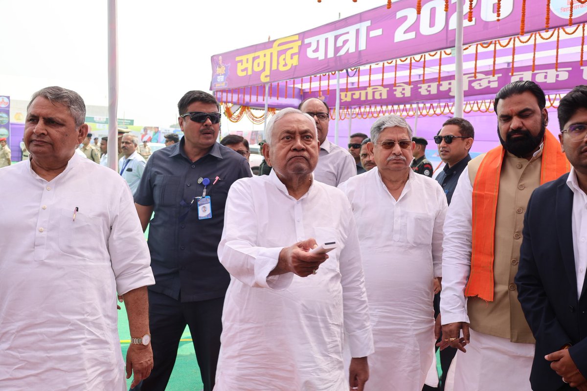 LalanSingh_1's tweet photo. माननीय मुख्यमंत्री श्री @NitishKumar जी के साथ आज समृद्धि यात्रा के अंतर्गत अपने संसदीय क्षेत्र मुंगेर में आयोजित जनसंवाद कार्यक्रम को संबोधित किया।

#NitishKumar #SamriddhiYatra2026 #Munger https://t.co/zkZUw4Q7rR