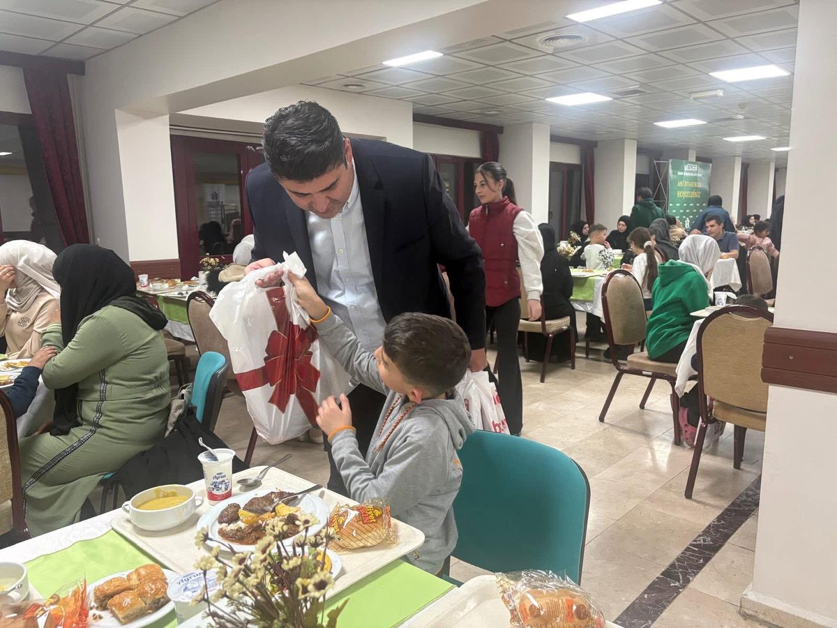 E S D E R - ESNAF VE SANATKARLAR DERNEĞİN DÜZENLEMİŞ OLDUĞU   
İ F T A R  P R O G R A M I N A  KATILDIK…

HAK-İŞ / HİZMET-İŞ Sendikası Genel Başkanımız Sayın MAHMUT ARSLAN Başkanımızın Selamlarını ileterek, Hayırlı Ramazanlar dileklerini ilettik.