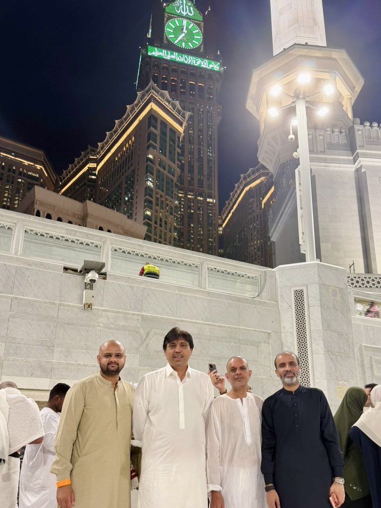 مکہ مکرمہ میں مسجد الحرام کے بابرکت ماحول میں ایم پی اے فرخ احمد شاہ، ایم پی اے میر ممتاز حسین خان جکھرانی، ایم پی اے امداد علی پتافی اور دیگر احباب کے ہمراہ آخری روزہ افطار کرنے کی سعادت حاصل ہوئی۔
اللہ تعالیٰ ہماری عبادات اور دعاؤں کو اپنی بارگاہ میں قبول فرمائے۔ آمین