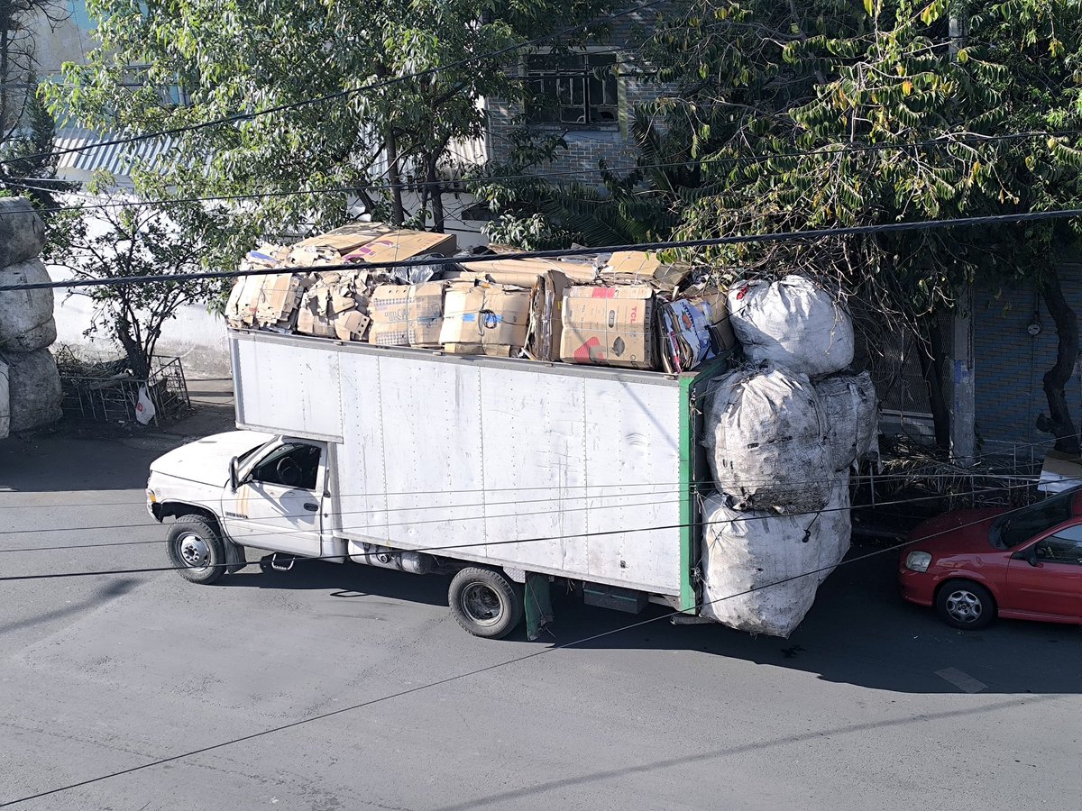Vigilar_CDMX's tweet photo. @AlcCuauhtemocMx  @locatel_mx @UCS_GCDMX @SEDEMA_CDMX @inveacdmx
Cc @AlessandraRdlv @LeonorOtegui
Local de reciclaje extiende negocio con 3 camionetas repletas d reciclaje en la calle como si fuera su bodega. José T Cuellar 298 y Topacio, Col. Paulino Navarro, Alc. Cuauhtémoc. https://t.co/J0P4ym8I2o
