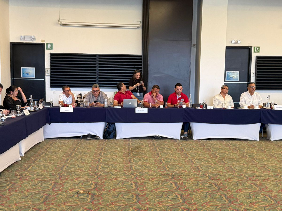 CentroCipame's tweet photo. 📍Valledupar
En la mesa de diálogo entre Gobierno, empresas y trabajadores del carbón para la #TransiciónJusta, la ausencia de las empresas extractivistas marca un gran reto.
Aun así, avanzamos en:
Mercado del carbón
Cierre de minas
Reconversión laboral

El diálogo sigue abierto. https://t.co/zZbqqTJKkx