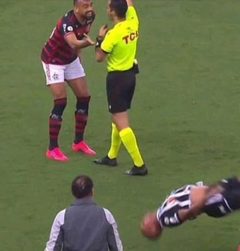 Fabrício Bruno tentando avisar o árbitro que o Deyvinho tá possuído Kkkkkkkkkkkkkkkkkkkkkk