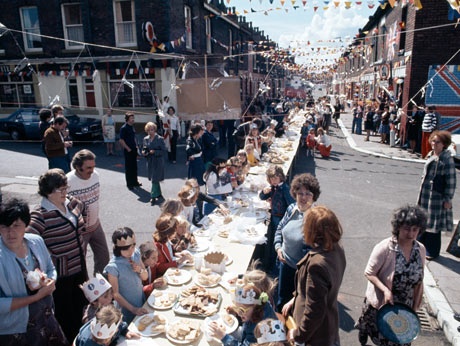 YesterdaysBrit1's tweet image. Celebrating the Queen's Silver Jubilee in Salford, in 1977.