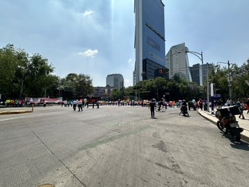 CorresponsalsMX's tweet image. #ALMOMENTO
🚨SEGUNDO DÍA DE BLOQUEOS Y #CAOS EN LA #CDMX POR MOVILIZACIÓN DE LA #CNTE 
El contingente  se esta concentrando en la torre del Caballito para el bloqueo de Paseo de la #Reforma y Avenida #Bucareli en @AlcCuauhtemocMx.
La CNTE exige: 
Abrogación de la Ley del ISSSTE