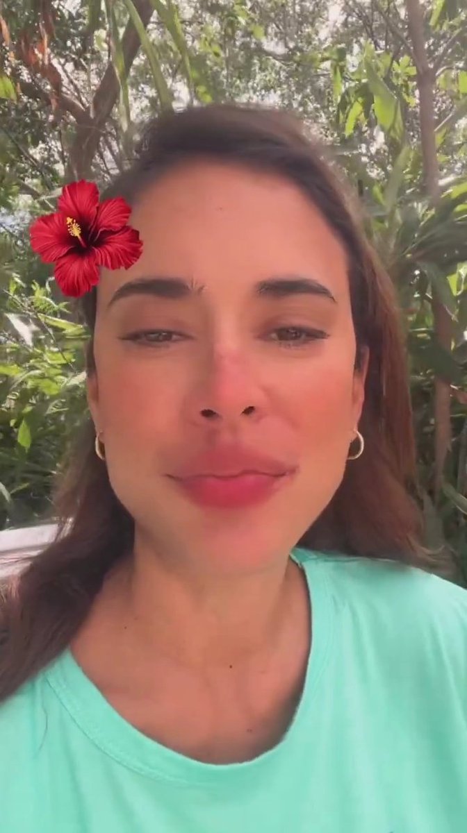 "No les de miedo mostrarse como son"
Lo que a mí me encanta la transparencia de Caro ella es de las mismas no le gusta meterse filtros ni nada es tan real se muestra como este y no le molesta es tan bella 🤧