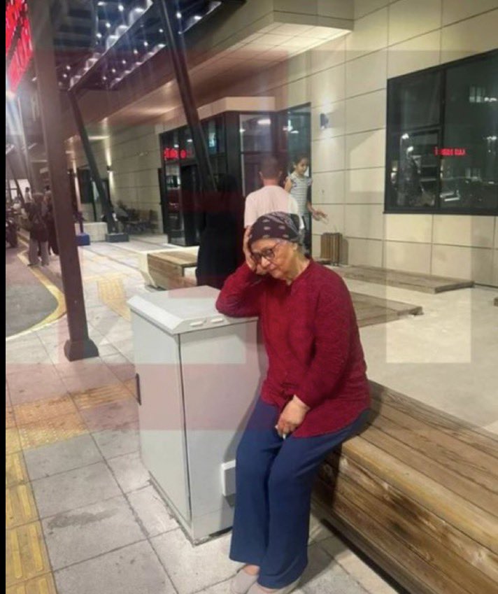 Bakın bu fotoğraftaki de evladı için içi yaban bir ANNE..üstelik suçu belli olmadan kanser riski olan evladına içi yanan bir ANNE..