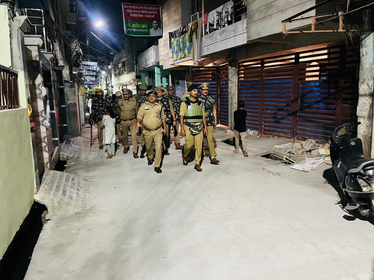 dcpcentrallko's tweet photo. #LUCKNOW_POLICE🚔

@LkoCp के निर्देशन में @dcpcentrallko के नेतृत्व में #Adcp_सेंट्रल ,#Acp_महानगर मय पुलिस🚔 बल द्वारा ईद-उल-फ़ितर/नवरात्रि के दृष्टिगत यातायात व्यवस्था व अपराध नियंत्रण,शांति/सुरक्षा व्यवस्था सुनिश्चित करने हेतु थाना क्षेत्र मदेयगंज में पैदल गस्त व चैकिंग की गई। https://t.co/3RYd4JW5gm