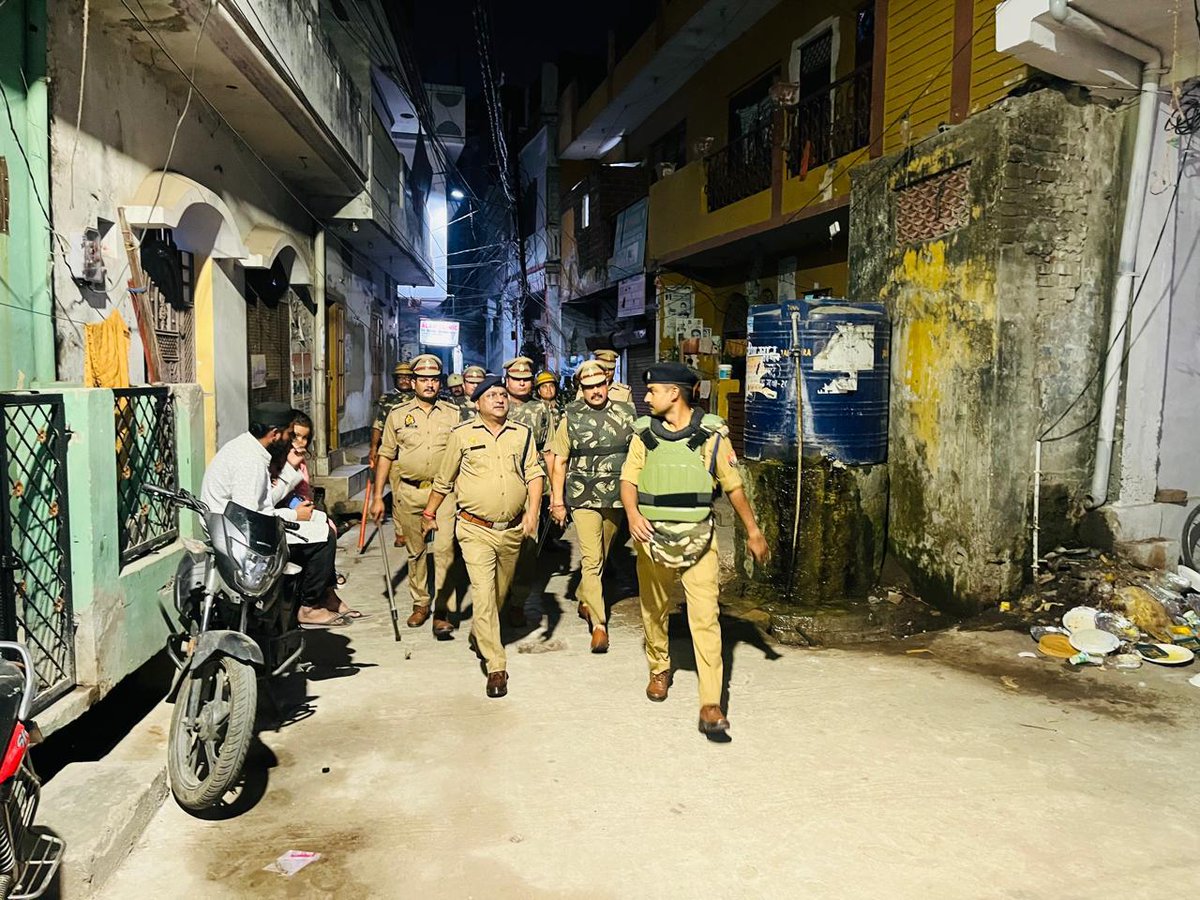 dcpcentrallko's tweet photo. #LUCKNOW_POLICE🚔

@LkoCp के निर्देशन में @dcpcentrallko के नेतृत्व में #Adcp_सेंट्रल ,#Acp_महानगर मय पुलिस🚔 बल द्वारा ईद-उल-फ़ितर/नवरात्रि के दृष्टिगत यातायात व्यवस्था व अपराध नियंत्रण,शांति/सुरक्षा व्यवस्था सुनिश्चित करने हेतु थाना क्षेत्र मदेयगंज में पैदल गस्त व चैकिंग की गई। https://t.co/3RYd4JW5gm