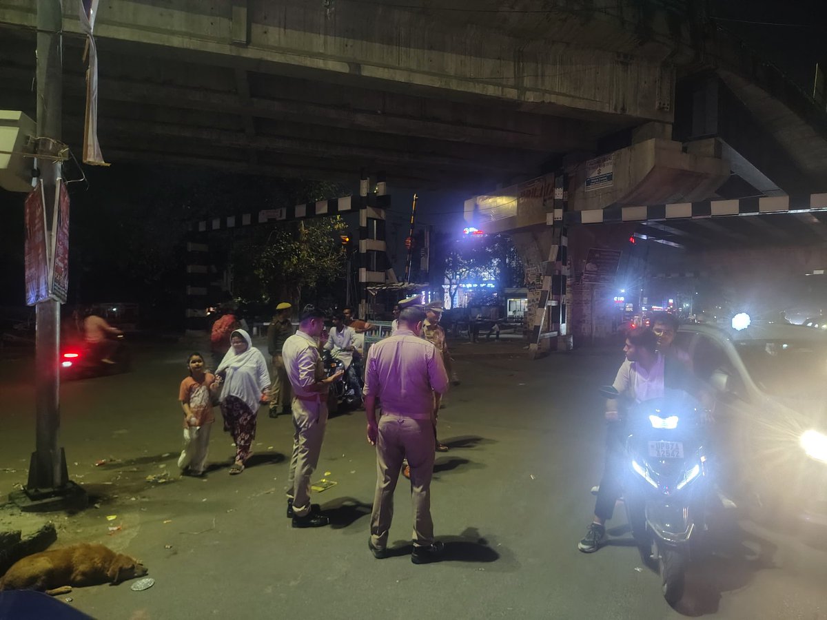 dcpcentrallko's tweet photo. #LUCKNOW_POLICE🚔

@LkoCp के निर्देशन में @dcpcentrallko के नेतृत्व में #Adcp_सेंट्रल ,#Acp_महानगर मय पुलिस🚔 बल द्वारा ईद-उल-फ़ितर/नवरात्रि के दृष्टिगत यातायात व्यवस्था व अपराध नियंत्रण,शांति/सुरक्षा व्यवस्था सुनिश्चित करने हेतु थाना क्षेत्र मदेयगंज में पैदल गस्त व चैकिंग की गई। https://t.co/3RYd4JW5gm