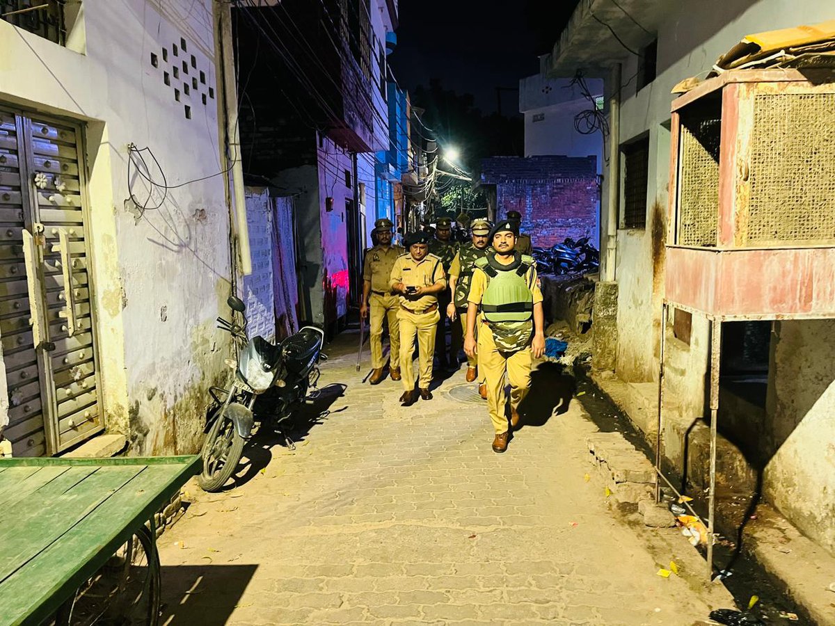 dcpcentrallko's tweet photo. #LUCKNOW_POLICE🚔

@LkoCp के निर्देशन में @dcpcentrallko के नेतृत्व में #Adcp_सेंट्रल ,#Acp_महानगर मय पुलिस🚔 बल द्वारा ईद-उल-फ़ितर/नवरात्रि के दृष्टिगत यातायात व्यवस्था व अपराध नियंत्रण,शांति/सुरक्षा व्यवस्था सुनिश्चित करने हेतु थाना क्षेत्र मदेयगंज में पैदल गस्त व चैकिंग की गई। https://t.co/3RYd4JW5gm