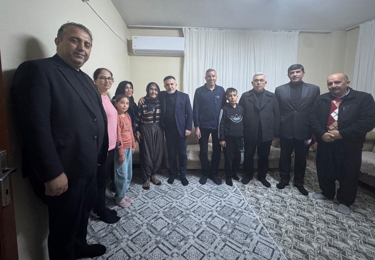 Tamer_Dagli's tweet photo. 📍Karaisalı

Karapınar Mahallemizde Fatih Gökdemir ve kıymetli ailesinin iftar sofrasına konuk olduk.

Ramazan-ı Şerif’in son gününe ulaşmanın mahzunluğunu hem de bayrama kavuşmanın huzur ve sevincini birlikte yaşadık. Bu mübarek ay boyunca paylaştığımız bereketin, kardeşliğin ve gönül birlikteliğinin daim olmasını temenni ediyorum. 

Rabbim tuttuğumuz oruçları kabul eylesin, nice ramazanlara kavuştursun. 🌙

#MilletimizleYolumuzBir