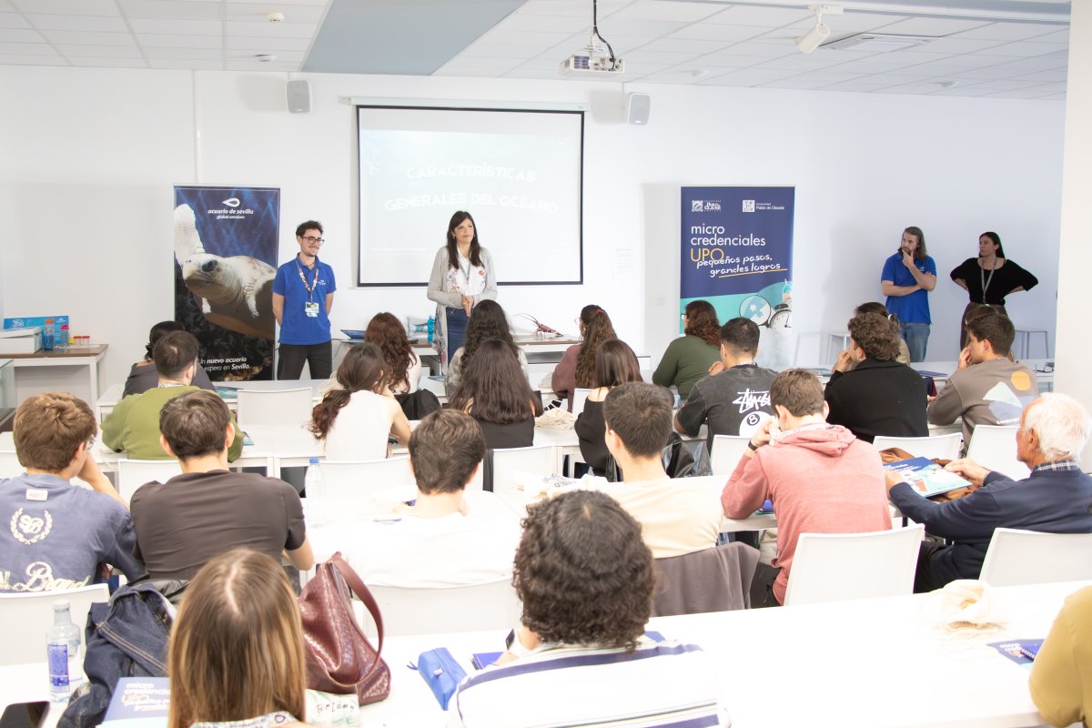 AcuarioSevilla's tweet image. ¡Arranca la microcredencial 'Conservación de la biodiversidad marina' junto a la @pablodeolavide! 🌊🎓

27 estudiantes se formarán con nuestros técnicos, acercándose a la realidad del mercado laboral en zoología y biología marina.

#AcuarioSevilla #UPO #Formación #Conservacion