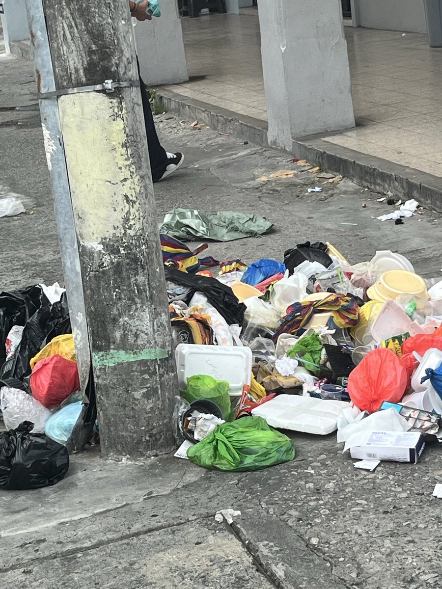 Cristelc2's tweet photo. Más q estarse preocupando x los comerciantes informales deberían preocuparse x mantener limpias las calles por el sector de la bahía. Cada vez está peor, ahí deberían hacer algo @alcaldiagye y hacer que los locales mantengan las aceras limpias. 
CC. @HENRYBUSTAMANT @paultutiven https://t.co/UxDd7i4wbM