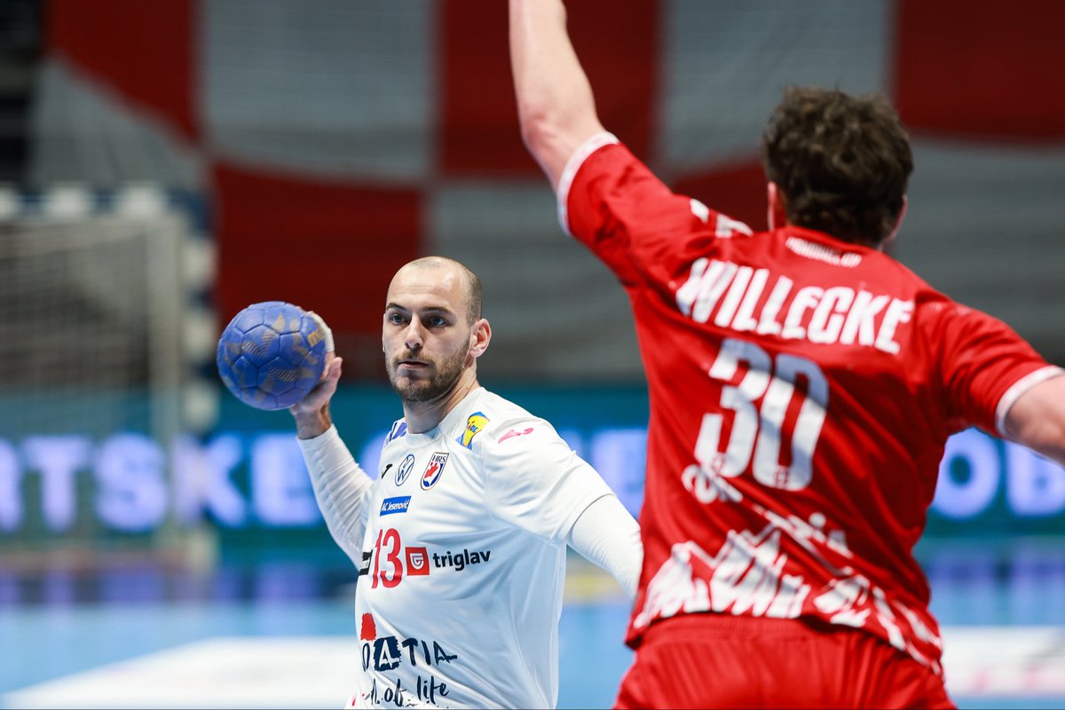 HRS_CHF's tweet photo. 🎉 Rapsodija Hrvatske u Zadru &amp; uvjerljiva pobjeda protiv Švicarske 💪🏼👏🏼🇭🇷

Kapetan Ivan Martinović naš je prvi strijelac sa 7️⃣ pogodaka 😎😎

U obrani, prvo ime Dominik Kuzmanović koji nas je pogurao do velikog plusa 🐙🙏🏼

Hvala navijačima u Zadru! ❤️🤍💙

#crohandball https://t.co/joyzLA9Ae9