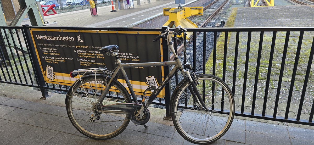 Ik was al een tijdje op station #Maastricht, maar de fiets mag doordeweeks pas om half zeven mee... En ik wou 'm ook niet in z'n uppie achterlaten... 😎☀️🚴‍♀️