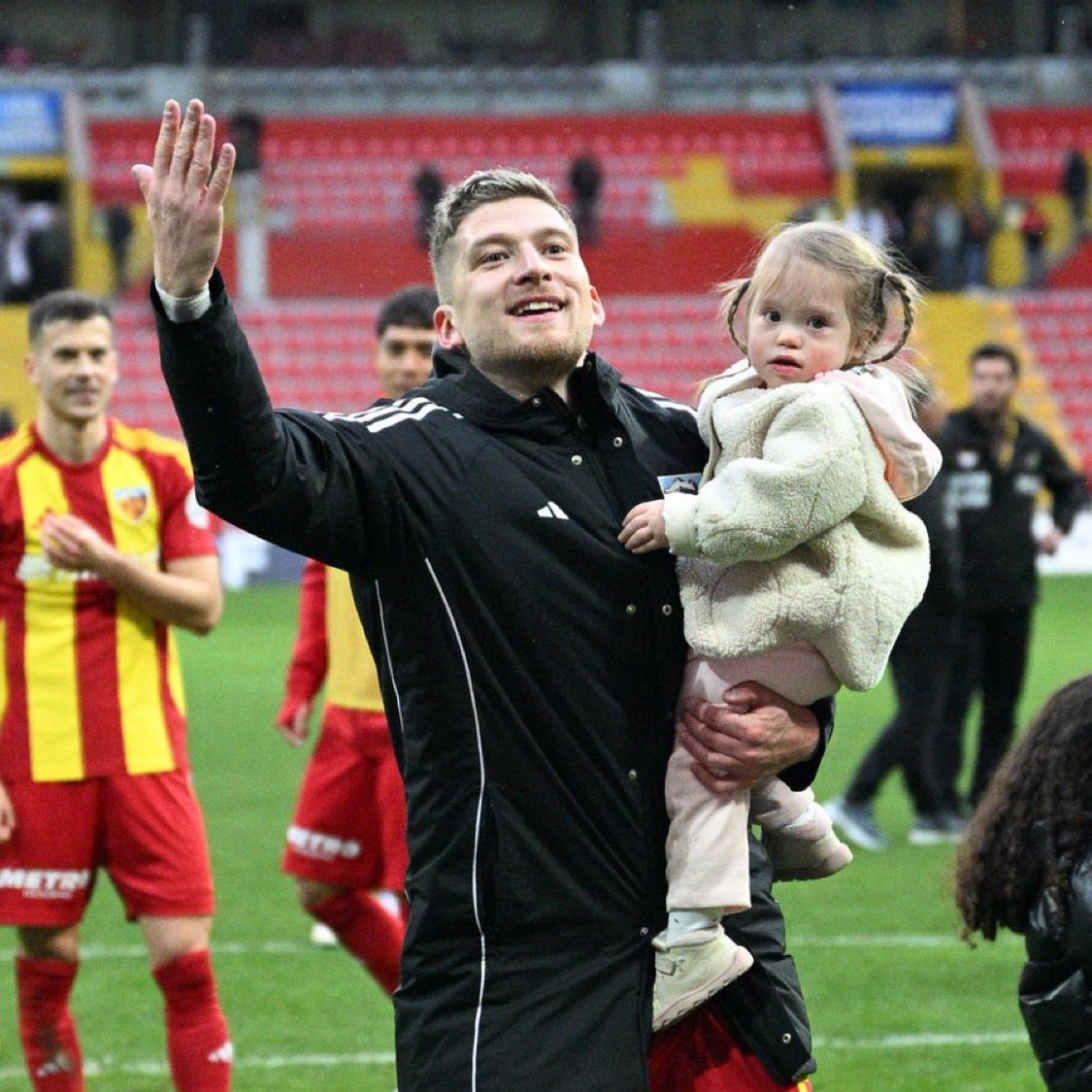 Down sendromlu kızı Defne ile röportaj veren Kayserispor futbolcusu Semih Güler:

"Defne bize uğurlu geldi. İlk maçı Antalyaspor'du ve kazandık. Bugün de kazandık. 21 Mart Dünya Down Sendromlular Günü.

Sadece kızımdan dolayı değil. Tüm down sendromlu çocuklar erkenden eğitime