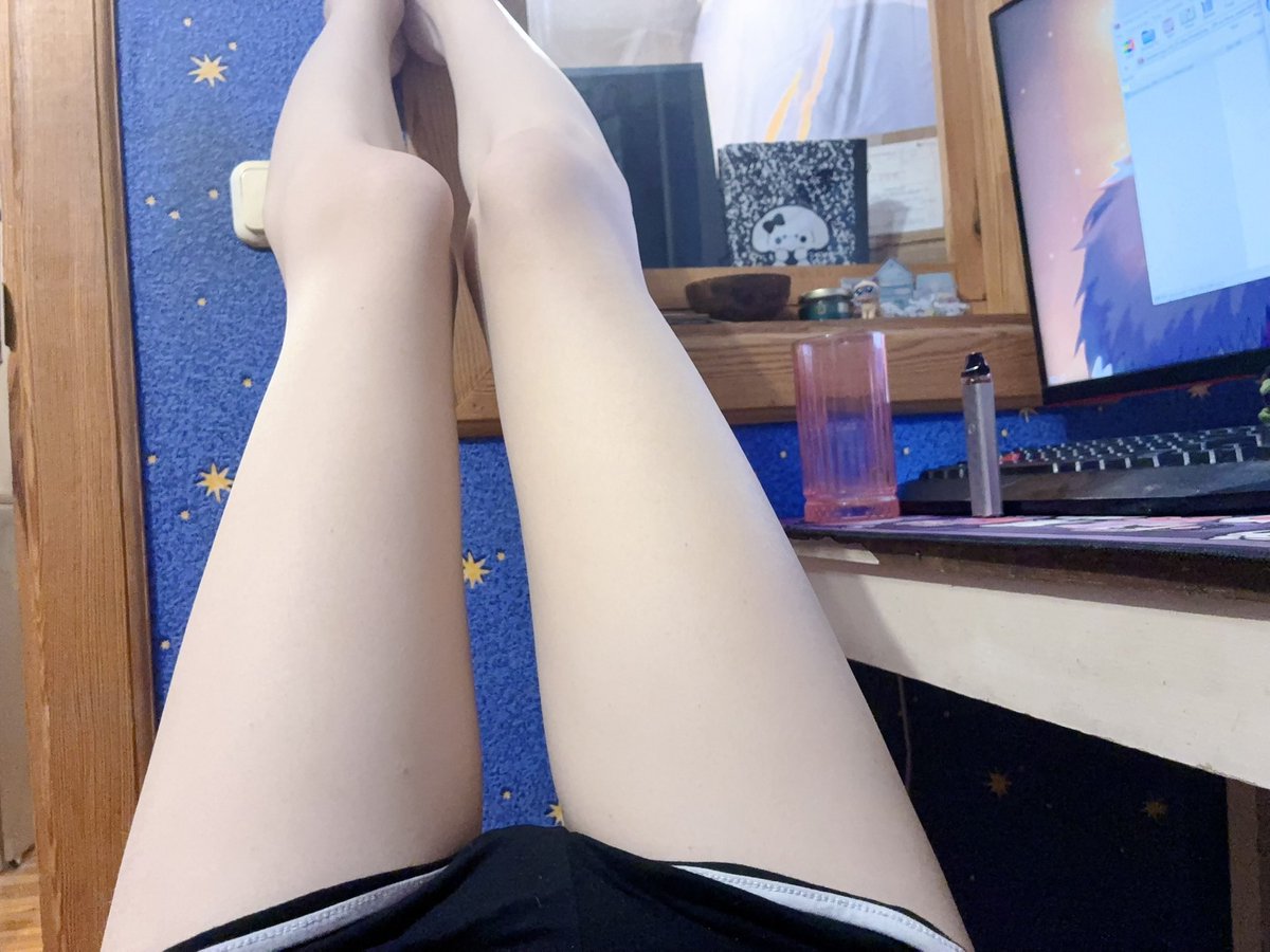 RifflesUwU's tweet photo. Happy Leg Day, cuties🤓

#femboy https://t.co/HcxBVYWkSW
