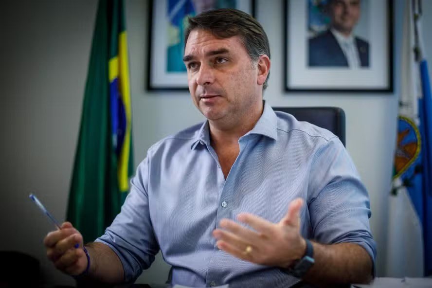 🚨URGENTE: O Ministério Público do Rio de Janeiro acaba de DENUNCIAR Raimunda Veras da Nóbrega, FUNCIONÁRIA do Senador <a href="/FlavioBolsonaro/">Flávio Bolsonaro</a> (PL-RJ) na ALERJ até 2018, pelo ROUBO de R$ 8,5 milhões em fraudes envolvendo CASAS DE APOSTAS ESPORTIVAS. A ex-funcionária do Parlamentar