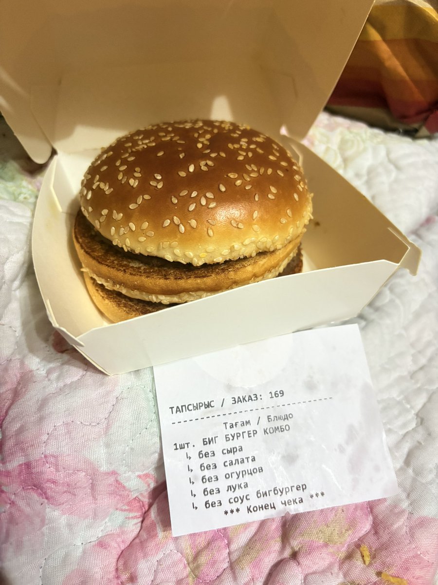 mrsllnn's tweet photo. Заказала мак чтобы отметить кое-что, и когда выбирала параметры ингредиентов везде выбрала «не класть��, потому что думала что дополнительное…..а по итогу просто убрала их и он пустой https://t.co/C7du2Ayj1p