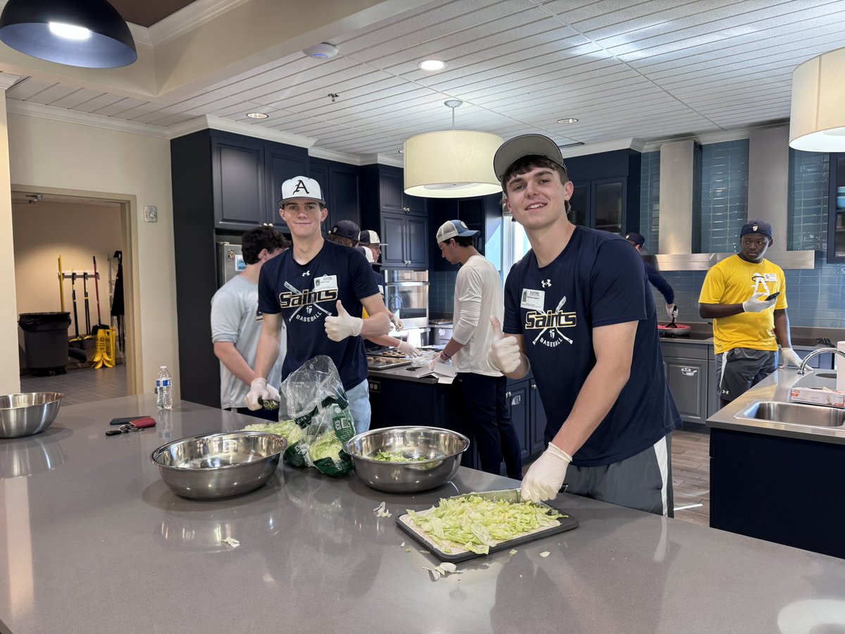 stasaints_bsb's tweet photo. We had a great time at the Ronald McDonald House this morning. @rmh_kc @GoAquinasSaints @STAsaints https://t.co/ZD7fmGqQ3t