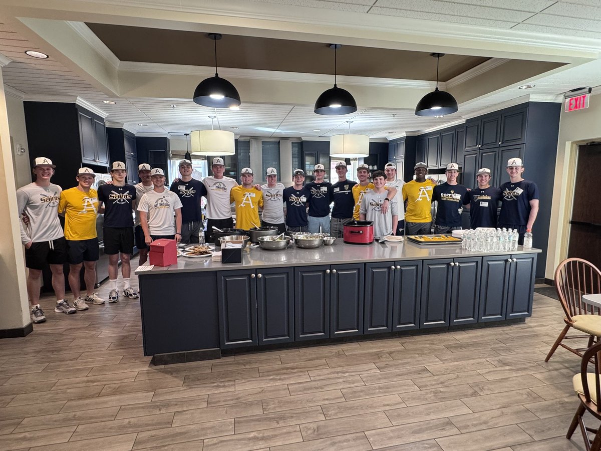 stasaints_bsb's tweet photo. We had a great time at the Ronald McDonald House this morning. @rmh_kc @GoAquinasSaints @STAsaints https://t.co/ZD7fmGqQ3t