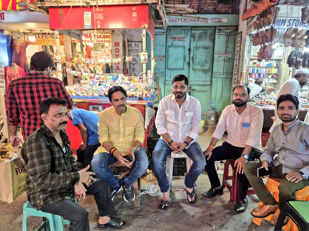 yarjunsharma1's tweet photo. आज पश्चिम बंगाल के धर्मतल्ला न्यू मार्केट कोलकाता में भाजयुमो काशी क्षेत्र के महामंत्री श्री Ashutosh Paul जी के साथ जन सम्पर्क कर केंद्र सरकार के योजनाओं विस्तार पुर्वक चर्चा की

@BJP4UP
@BJYM4UP @BJYMinWB @kpmaurya1 @hanshraj4bjp @khushalsinghdo1 @MaheshchandBJP @DivYaKiRaN05 https://t.co/FrbOrVaRpt