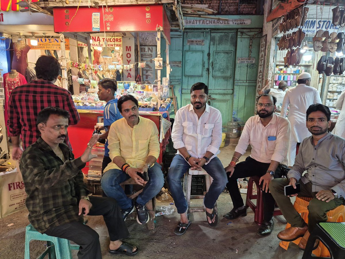 yarjunsharma1's tweet photo. आज पश्चिम बंगाल के धर्मतल्ला न्यू मार्केट कोलकाता में भाजयुमो काशी क्षेत्र के महामंत्री श्री Ashutosh Paul जी के साथ जन सम्पर्क कर केंद्र सरकार के योजनाओं विस्तार पुर्वक चर्चा की

@BJP4UP
@BJYM4UP @BJYMinWB @kpmaurya1 @hanshraj4bjp @khushalsinghdo1 @MaheshchandBJP @DivYaKiRaN05 https://t.co/FrbOrVaRpt