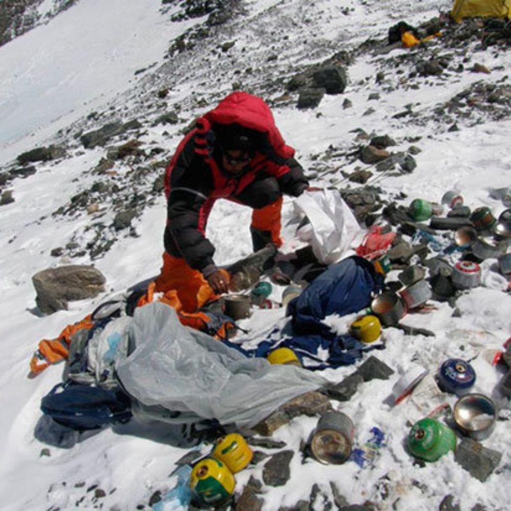 EnsedeCiencia's tweet photo. 🚨ATENCIÓN:
El gobierno de Nepal implementó una norma obligatoria para combatir la crisis de contaminación en el monte Everest, exigiendo que cada escalador traiga de vuelta al menos 8 kilogramos de basura. https://t.co/wSNHm7c2S3