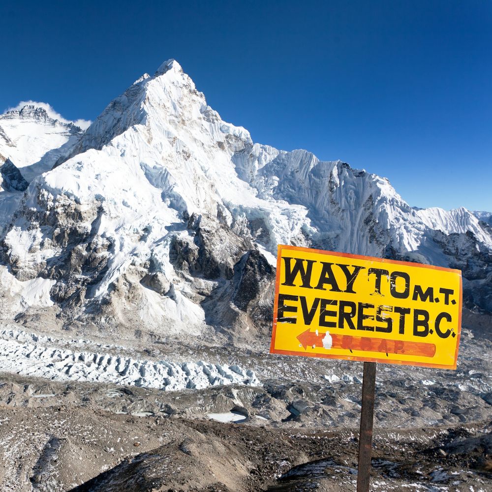 EnsedeCiencia's tweet photo. 🚨ATENCIÓN:
El gobierno de Nepal implementó una norma obligatoria para combatir la crisis de contaminación en el monte Everest, exigiendo que cada escalador traiga de vuelta al menos 8 kilogramos de basura. https://t.co/wSNHm7c2S3