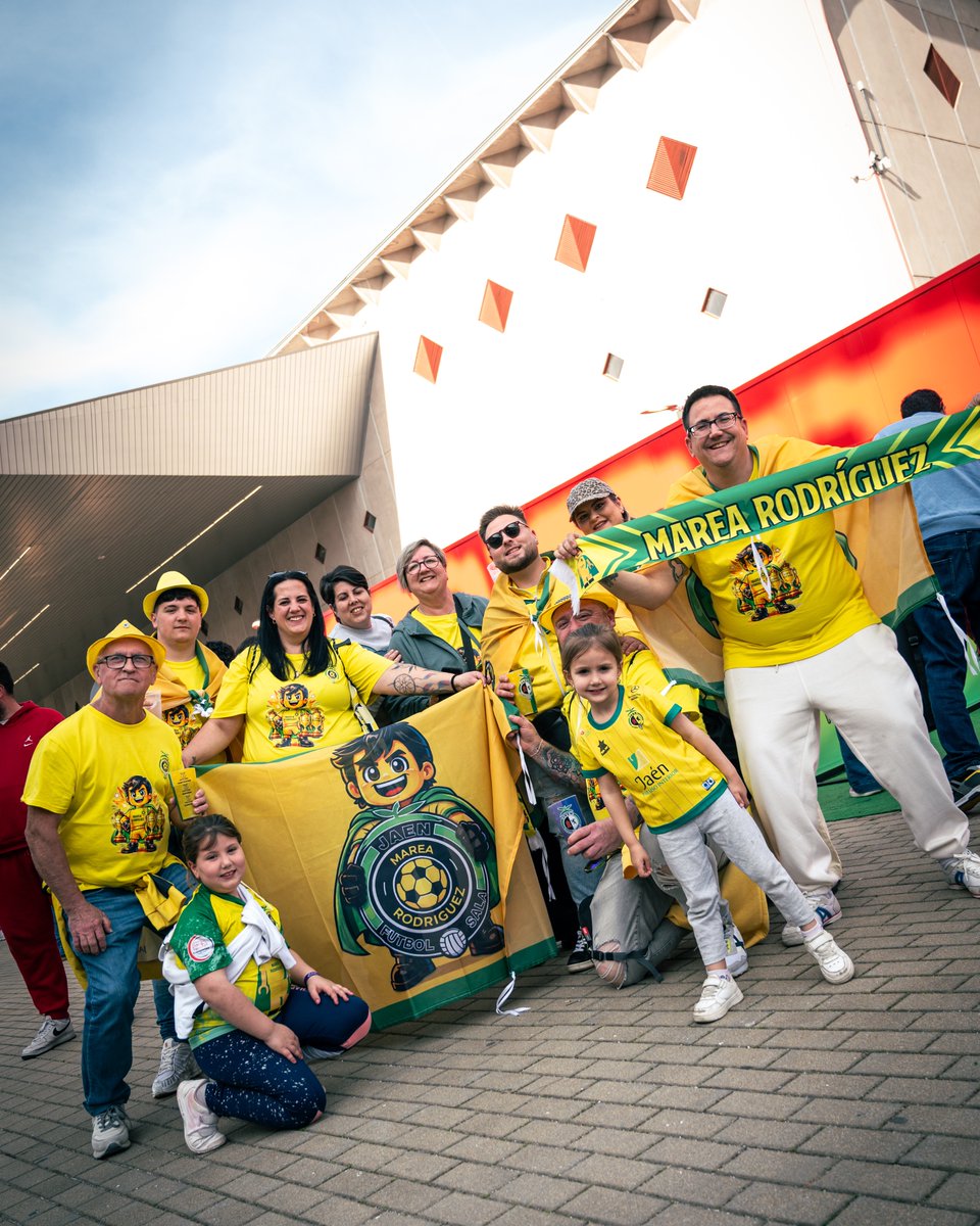 JaenFS's tweet photo. 🤩 ¡Ya están nuestros primeros aficionados en las inmediaciones del Palacio de los Deportes!

💛 ¡Ganaaaaaaas de JPI!

#SomosJaén💛 #LaReconquistaAmarilla https://t.co/POQGKgyFHL