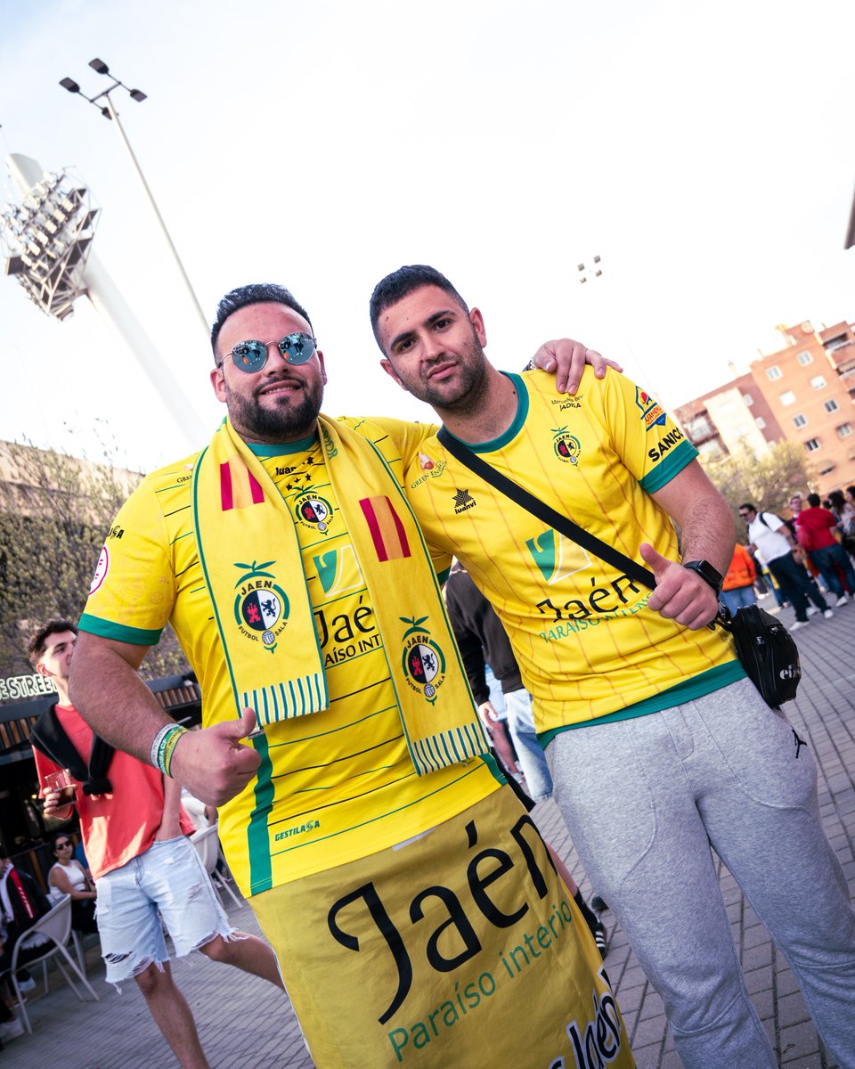 JaenFS's tweet photo. 🤩 ¡Ya están nuestros primeros aficionados en las inmediaciones del Palacio de los Deportes!

💛 ¡Ganaaaaaaas de JPI!

#SomosJaén💛 #LaReconquistaAmarilla https://t.co/POQGKgyFHL
