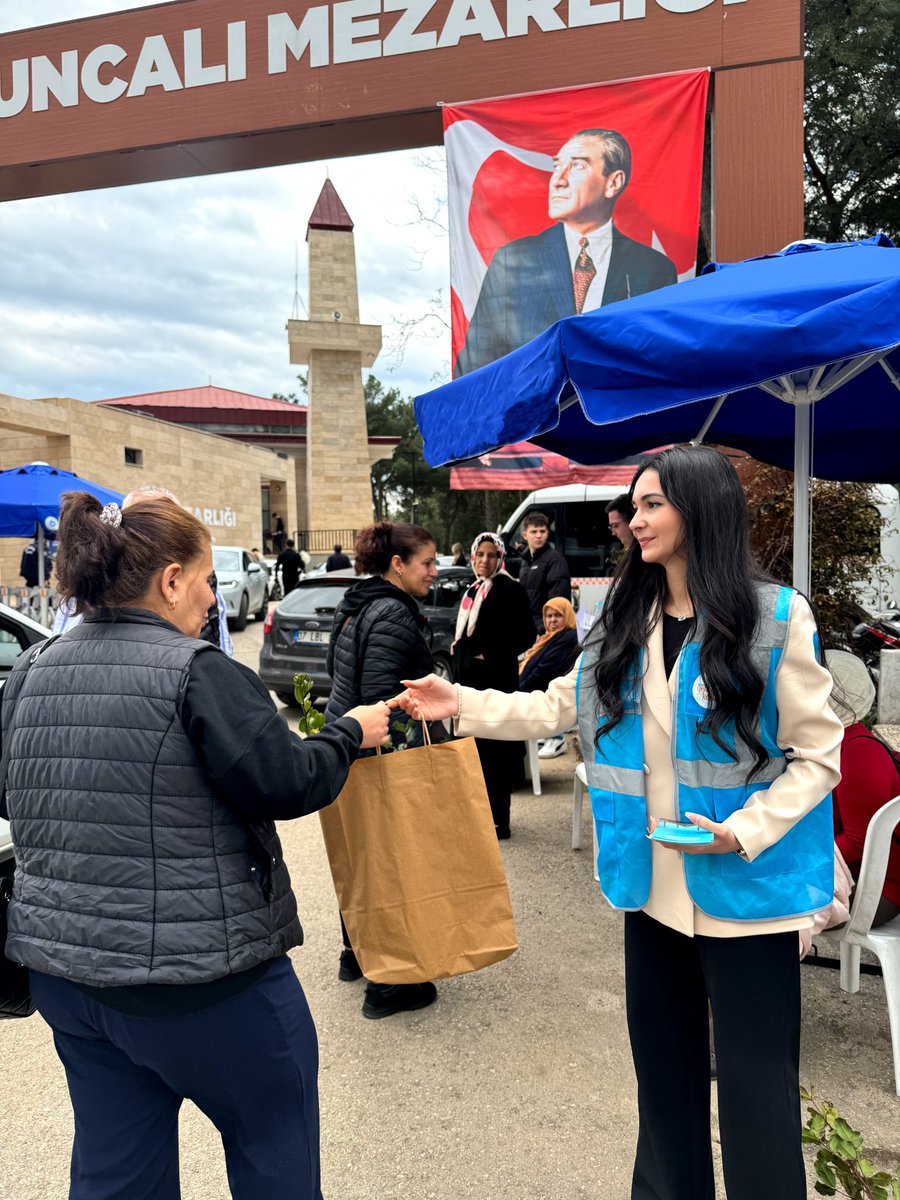 AkgencAntalya's tweet photo. Çevre ve Şehircilik Politikaları ile Kültür ve Sanat Politikaları Birim Başkanlıklarımız tarafından gerçekleştirilen şehitlik ziyareti,mezarlıkta fidan dağıtımı yapıldı. Ayrıca,Çevre ve Şehircilik Politikaları Birim Başkanlığımız öncülüğünde camide fidan dikimi gerçekleştirildi. https://t.co/d7TEO27tBG