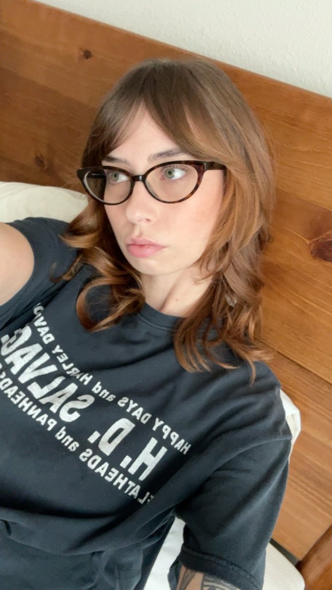 luvrbats's tweet photo. i’m cute and sweet and funny why do i have to go to work and be smart also https://t.co/n3qgIq4s4j
