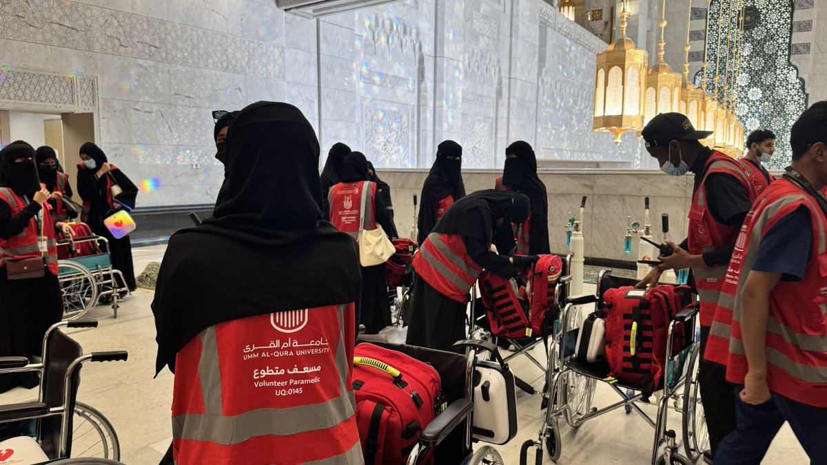Y44es's tweet photo. بين أروقة الحرم..
في خدمة ضيوف الرحمن تسمو القلوب قبل الأيادي،
ويُكتب الأجر في تفاصيل لا يراها إلا الله.
تشرفت أن أكون جزءًا من هذا العطاء.. 🤍

#عطاء_لا_ينقطع_وأجر_لا_يُعد
#برنامج_العمرة_المنهجي https://t.co/MHlImCJpnz