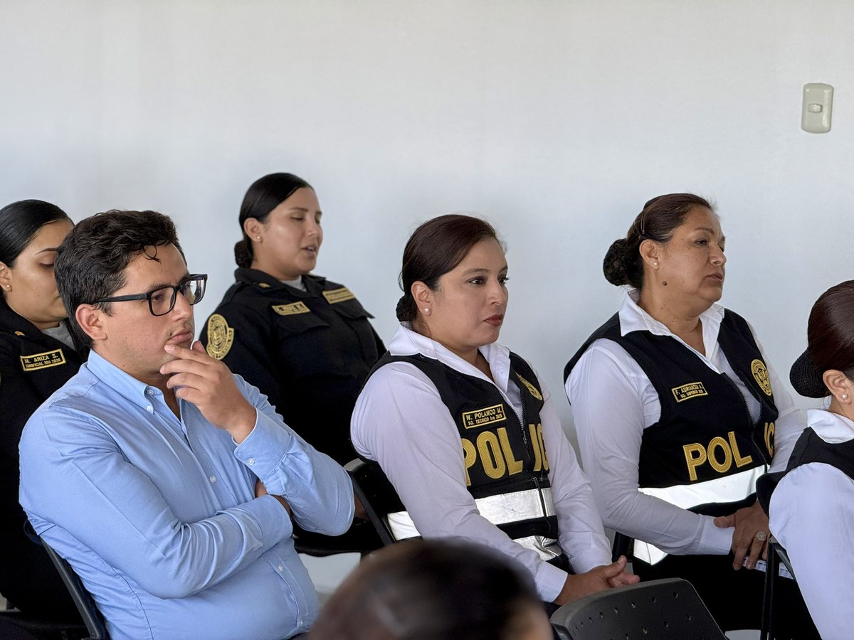 DIRCRIPNP's tweet photo. Criminalística participó en una capacitación dictada por la Inspectoría General PNP, orientada a reforzar la disciplina, el cumplimiento de funciones y el uso adecuado de redes sociales.

Fortalecemos la formación continua para un servicio policial responsable. #DIRCRI #PNP https://t.co/nXybxUUDmU