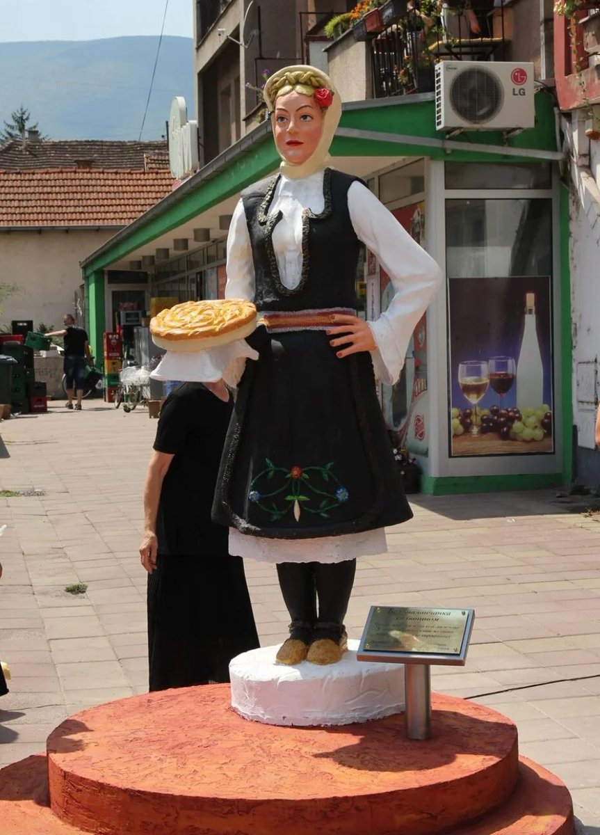 vukomand's tweet photo. Kad se dva muškarca, zamenik gradonačelnika Vranja i načelnik, umešaju da umese sopstvenu promociju u pitu ...
Trebalo bi da se ugledaju na Belu Palanku, da podignu spomenik ženama i lokalnoj piti.
Brendirajte žene koje vas hrane!
#pita #samsa #banica https://t.co/JRk6Wu3qDk
