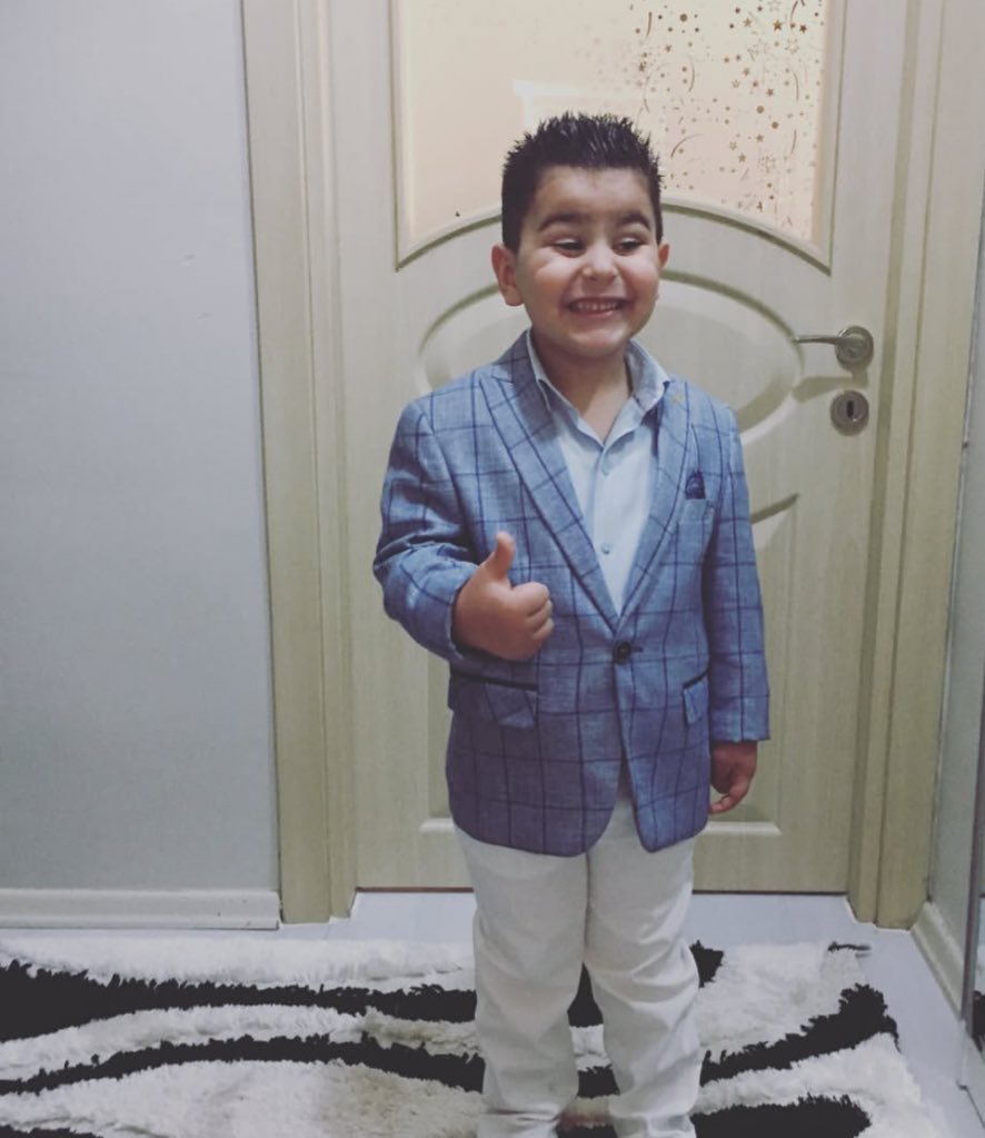 Yarın sabah herkes evladını öpecek, ben mezarına gideceğim. Herkes bayramlaşacak, ben toprağına dokunacağım. Belki yine seninle konuşacağım, belki yine ağlayacağım… Çünkü bir anne evladına sarılamıyorsa o gün bayram olmaz.