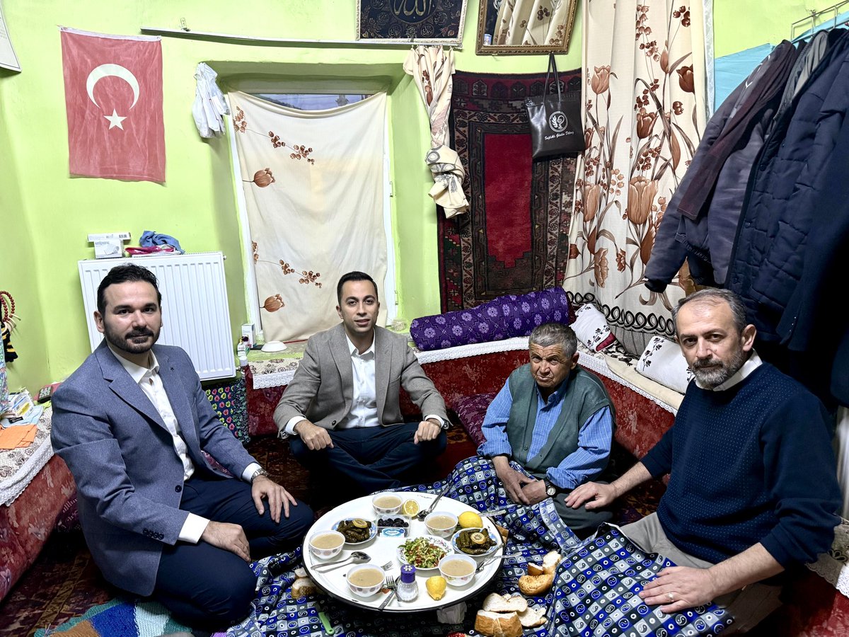 Kaymakamımız Fatih Güner, Ramazan ayının son iftarında İlçe SYDV Müdürü Hüseyin Fazla ve İlçe Müftüsü Burak Çakmakçı’yla birlikte ilçe merkezimizde yalnız yaşayan 72 yaşındaki Mustafa Amcamızı ziyaret ederek aynı sofrayı paylaştı ve bayramını tebrik etti.