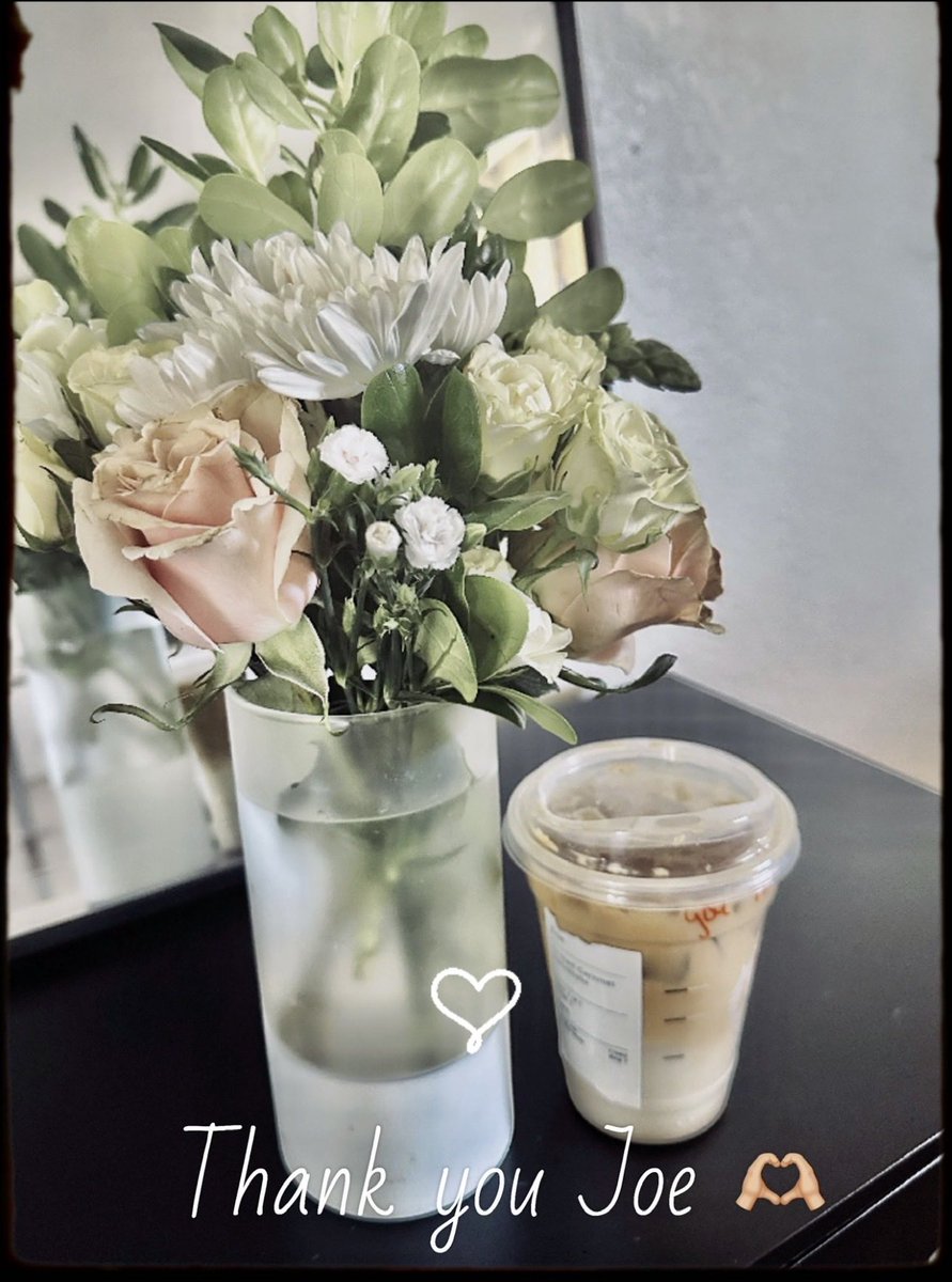 roxuly's tweet image. Photo dump/Throwbacks 
Hanging out in the ☀️#shadow
Pink &amp;amp; blue skies, it’s giving me Dr. Seuss vibes 🌸🦋
Relaxation &amp;amp; peaceful 😌😮‍💨#takingiteasy
Surprise flowers 💐 &amp;amp; Starbucks ☕️ 🫶🏼 #makingmydaybetter