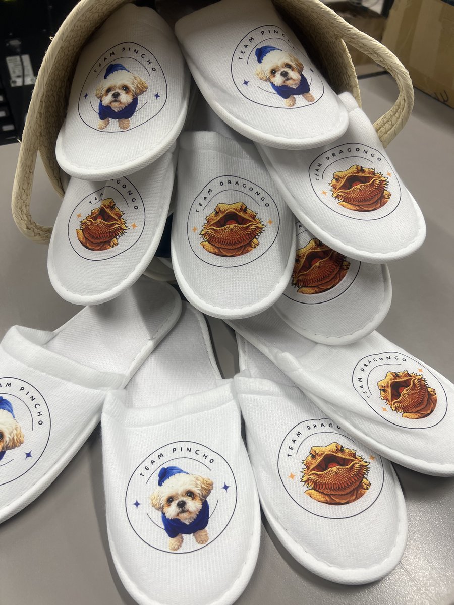 uvimark.com/producto/zapat…

Ya se van acercando las bodas, aquí tienes parte de los detalles personalizados para boda.

Las zapatillas personalizadas son un top para este tipo de celebraciones.

#zapatillas #zapatillasboda #detallesboda