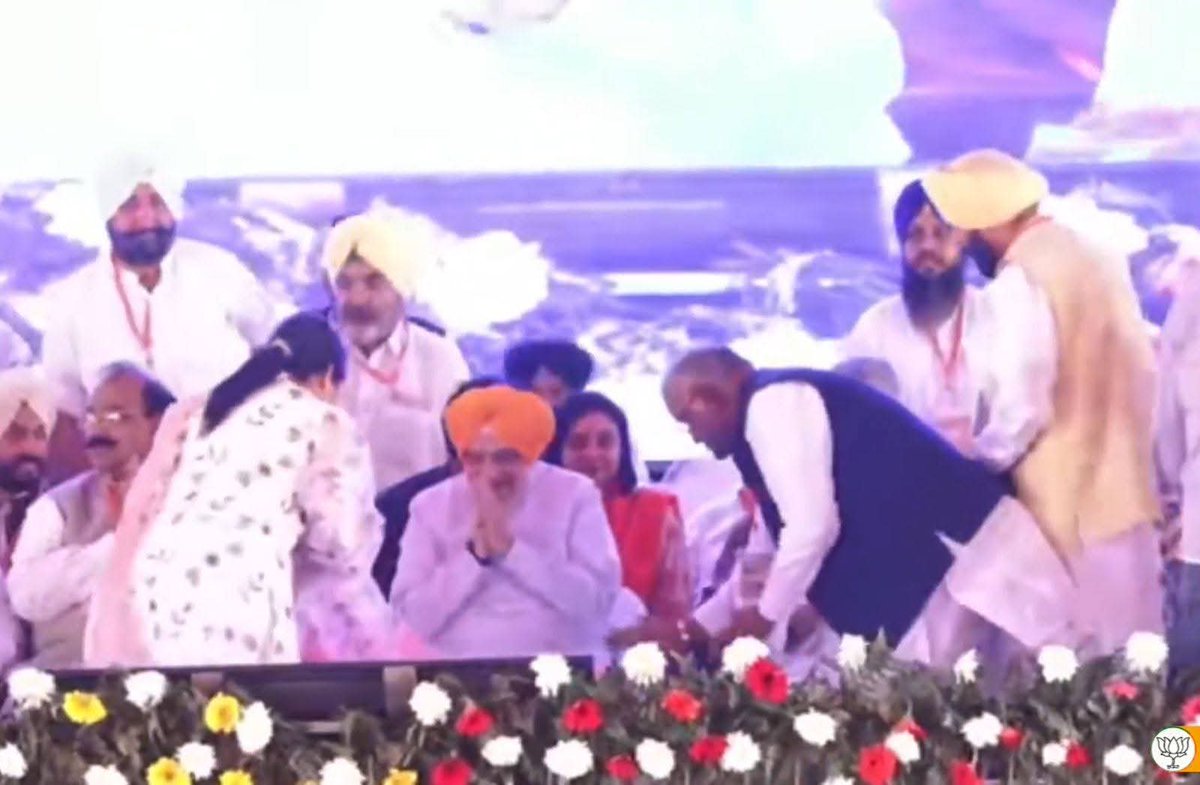 RamGejja's tweet photo. ਬਦਲਾਅ ਦੀ ਸ਼ੁਰੂਆਤ !
ਮੋਗਾ ਦੇ ਪਿੰਡ ਕਿੱਲੀ ਚਹਿਲਾਂ 'ਚ ਪੰਜਾਬ ਭਾਜਪਾ ਦੀ ਵਿਸ਼ਾਲ ਰੈਲੀ ਨੇ ਪੰਜਾਬ ਵਿੱਚ ਨਵੀਂ ਸ਼ੁਰੂਆਤ ਕੀਤੀ ਹੈ l 

ਵਿਸ਼ਾਲ ਇਕੱਠ ਨੂੰ ਸੰਬੋਧਨ ਕਰਦਿਆ ਹੋਇਆ ਭਾਰਤ ਦੇ ਗ੍ਰਹਿ ਮੰਤਰੀ ਸਤਿਕਾਰਯੋਗ ਸ੍ਰੀ @AmitShah ਜੀ ਨੇ ਪੰਜਾਬ ਨੂੰ ਨਸ਼ਾ ਮੁਕਤ ਕਰਨ ਦਾ,ਧਰਮ ਪਰਿਵਰਤਨ ਰੋਕਣ ਦਾ ਅਤੇ ਪੰਜਾਬੀ ਭਾਈਚਾਰੇ ਲਈ ਮਜਬੂਤੀ ਨਾਲ ਕੰਮ ਕਰਨ ਦਾ ਭਰੋਸਾ ਦਿੱਤਾ l