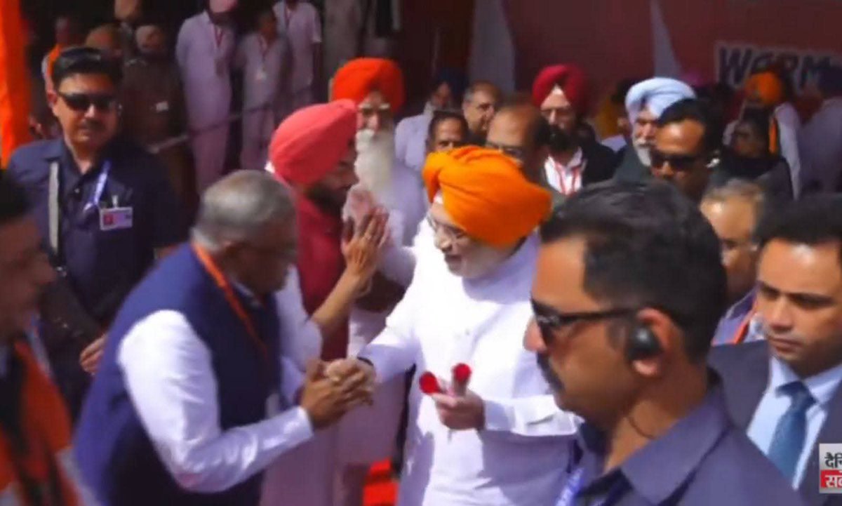 RamGejja's tweet photo. ਬਦਲਾਅ ਦੀ ਸ਼ੁਰੂਆਤ !
ਮੋਗਾ ਦੇ ਪਿੰਡ ਕਿੱਲੀ ਚਹਿਲਾਂ 'ਚ ਪੰਜਾਬ ਭਾਜਪਾ ਦੀ ਵਿਸ਼ਾਲ ਰੈਲੀ ਨੇ ਪੰਜਾਬ ਵਿੱਚ ਨਵੀਂ ਸ਼ੁਰੂਆਤ ਕੀਤੀ ਹੈ l 

ਵਿਸ਼ਾਲ ਇਕੱਠ ਨੂੰ ਸੰਬੋਧਨ ਕਰਦਿਆ ਹੋਇਆ ਭਾਰਤ ਦੇ ਗ੍ਰਹਿ ਮੰਤਰੀ ਸਤਿਕਾਰਯੋਗ ਸ੍ਰੀ @AmitShah ਜੀ ਨੇ ਪੰਜਾਬ ਨੂੰ ਨਸ਼ਾ ਮੁਕਤ ਕਰਨ ਦਾ,ਧਰਮ ਪਰਿਵਰਤਨ ਰੋਕਣ ਦਾ ਅਤੇ ਪੰਜਾਬੀ ਭਾਈਚਾਰੇ ਲਈ ਮਜਬੂਤੀ ਨਾਲ ਕੰਮ ਕਰਨ ਦਾ ਭਰੋਸਾ ਦਿੱਤਾ l