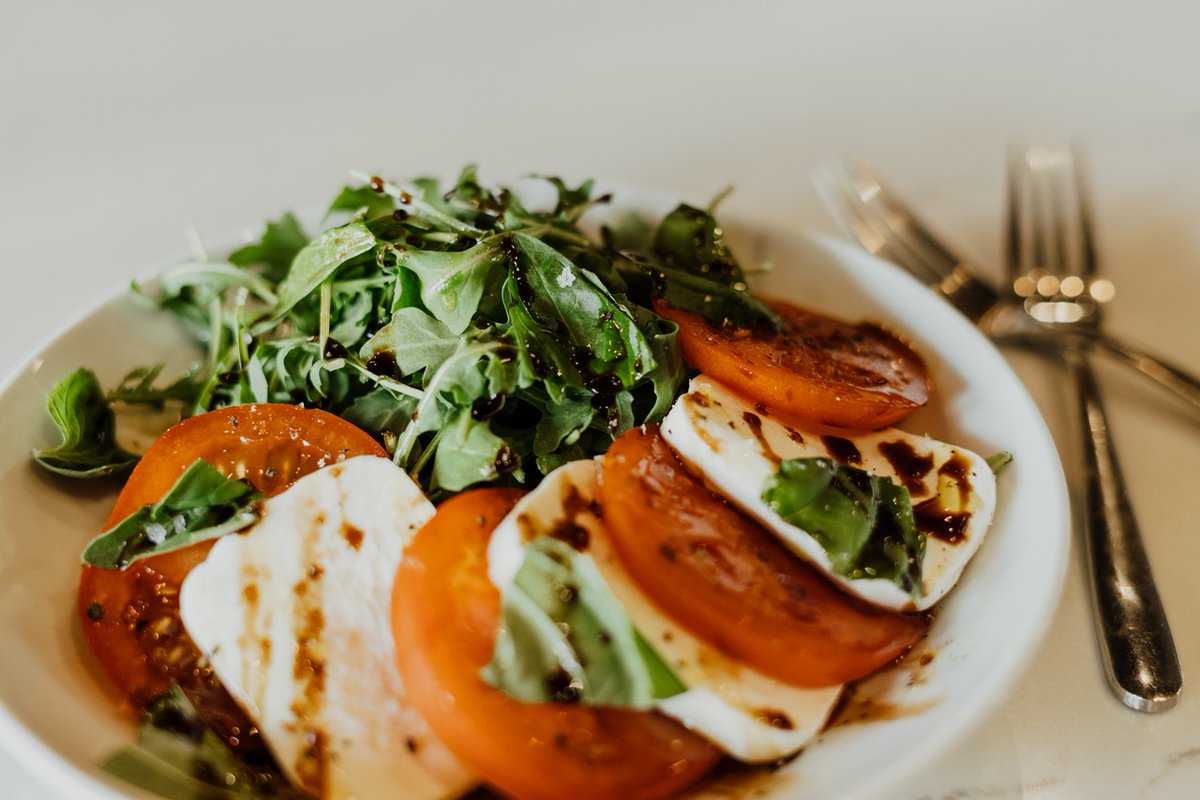 genisawinebar's tweet photo. Tomato Caprese Salad, made with arugula, tomato, basil, fresh mozzarella, balsamic. It's simple, fresh, and exactly what you want 🍅🥬 https://t.co/h3BygMhyKo
