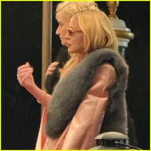 SiteMadonnaBR's tweet photo. EMERGÊNCIA POP! Primeiros flagras da Madonna no set de “The Studio” ao lado de Julia Garner!!!!!!!! https://t.co/zwjq9bRr5g