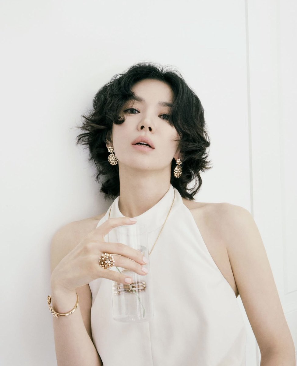 AAAAAHHH STOP LOOKING AT ME 🥵

#SongHyeKyl #송혜교