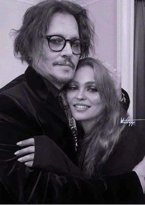 Lily_R_Depp's tweet photo. Like father, like daughter 🌹
#LilyRoseDepp #JohnnyDepp #Hollywood #Celebrities #Iconic #FamousFamily #StarPower #DeppFans #LilyRoseFans #DeppFamily #HollywoodFans #FanLove #CelebrityObsessed https://t.co/6dCOfwDWgV