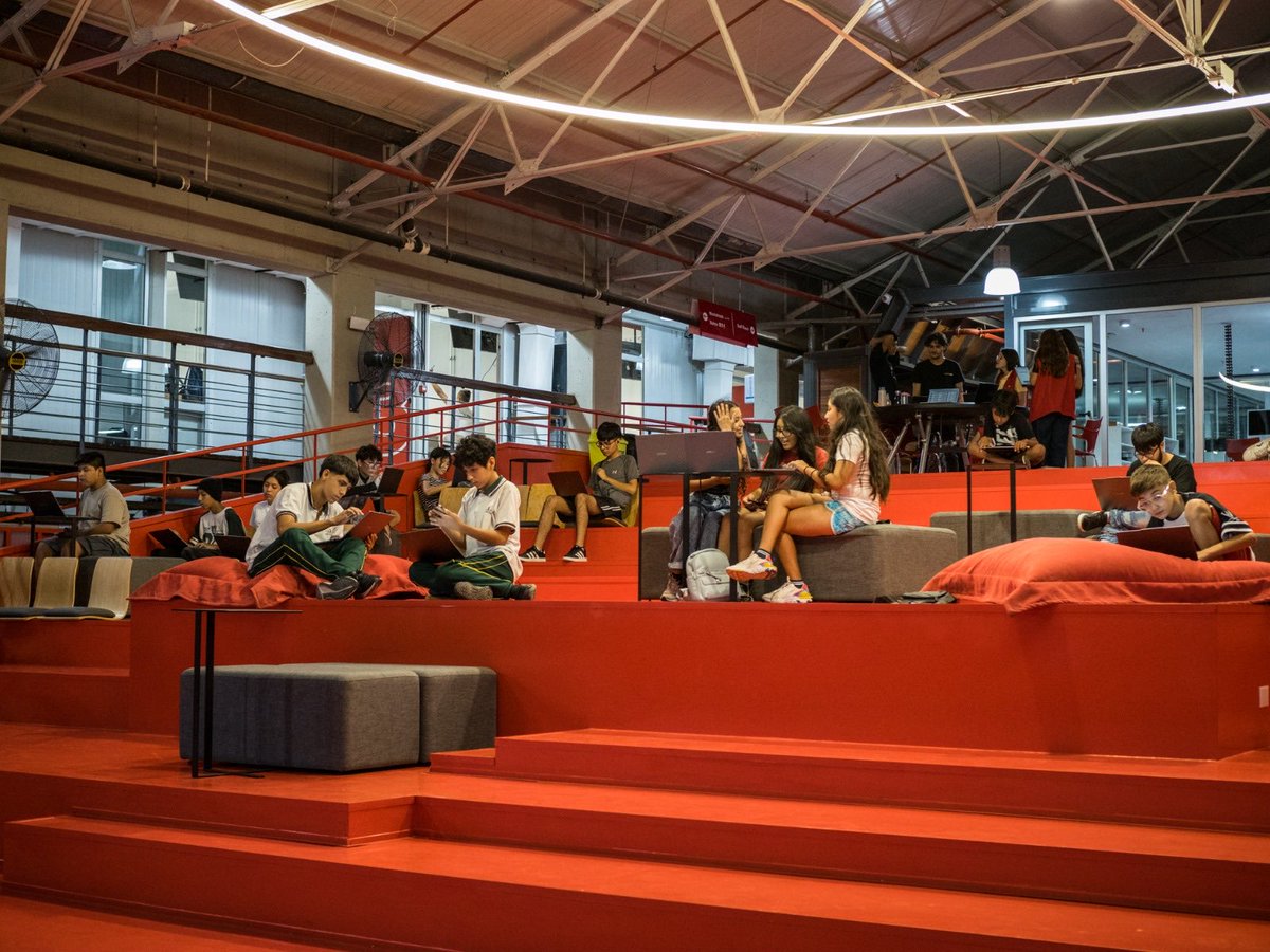 mechimiguel's tweet photo. Si tenés hijos de 12 a 18 años, TUMO es para ellos. Un centro de aprendizaje gratuito donde pueden explorar programación, IA, videojuegos, cine, música, robótica, diseño y más, a través de talleres, autoaprendizaje y encuentros con especialistas.

Tiene sede en Barracas y en las próximas semanas abrimos una nueva en Núñez. Si viven o estudian en la Ciudad, todavía están a tiempo. https://t.co/9ZpS2nv0iV

La alfabetización digital es clave para usar la tecnología con propósito, sentido y responsabilidad.