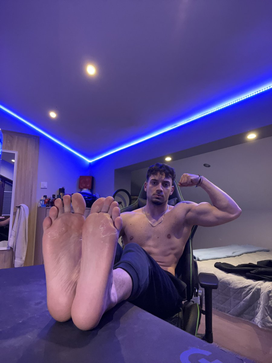 ChezyMuscleGod tweet media