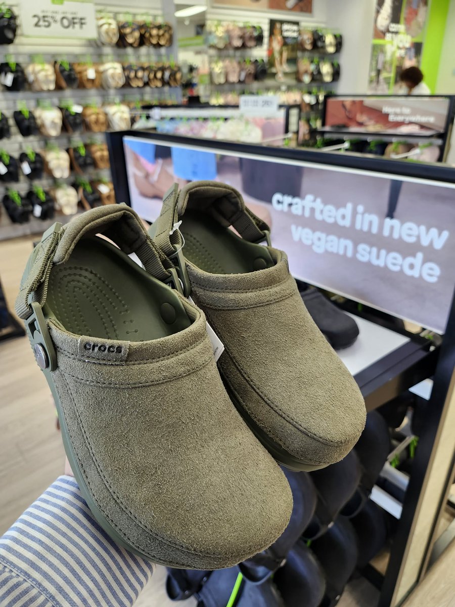 LBVFS's tweet image. #CrocsStyle Crocs at the Lake Buena Vista Factory Stores. Buy 2, get 2 FREE (clearance footwear). It’s the perfect chance to treat yourself (and maybe someone else).😉Exclusions apply. Sale is subject to change. #ShopNow #style #shoes #crocs